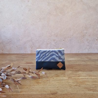 Porte-monnaie artisanal bleu en simili cuir et tissu tissé